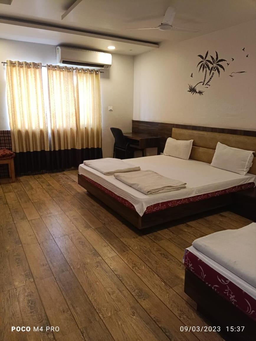Hotel Shri Vardhan Ujjain Exteriör bild