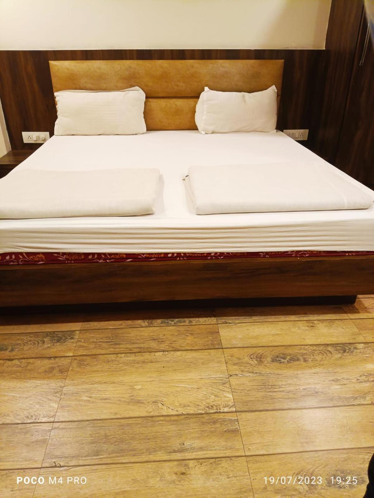 Hotel Shri Vardhan Ujjain Exteriör bild