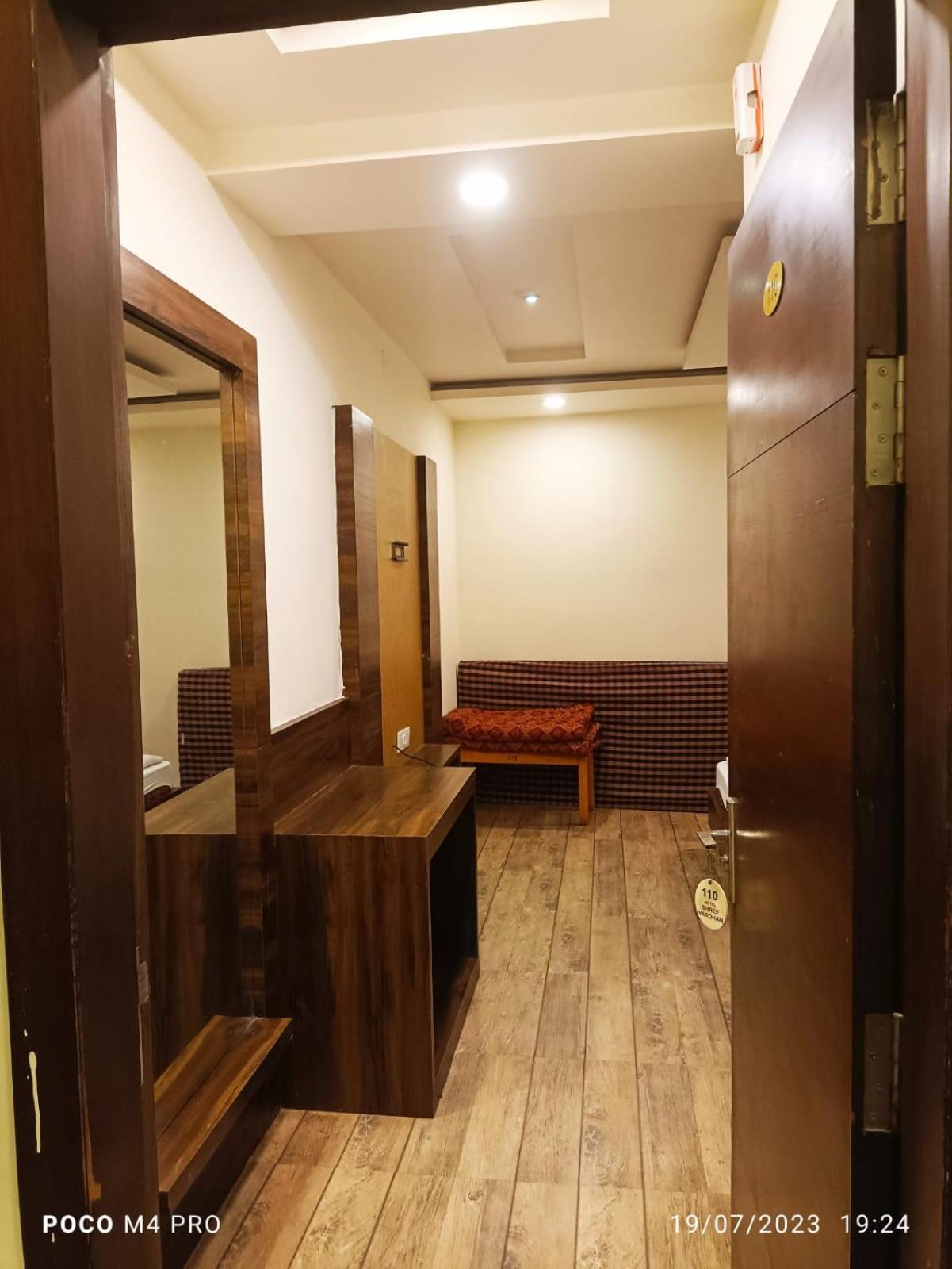 Hotel Shri Vardhan Ujjain Exteriör bild