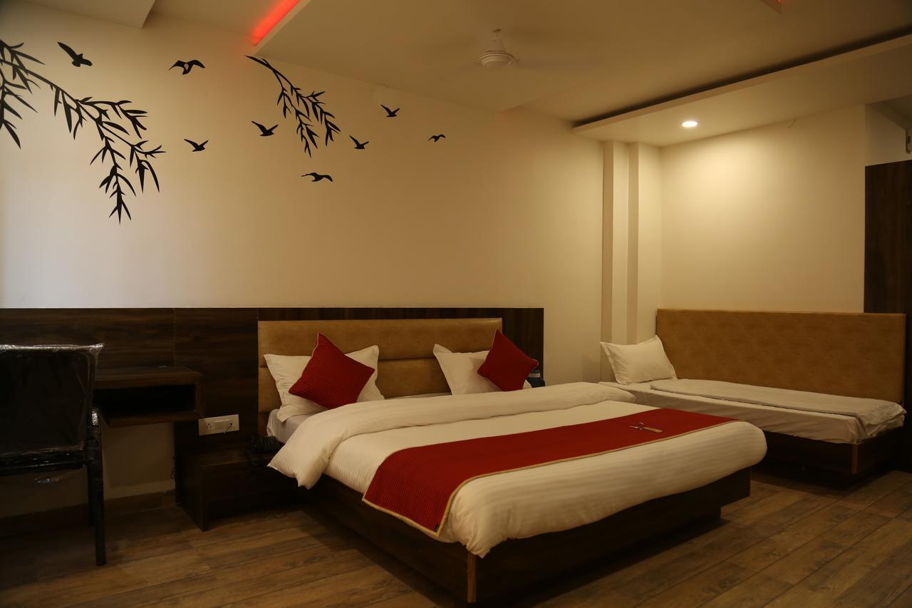 Hotel Shri Vardhan Ujjain Exteriör bild