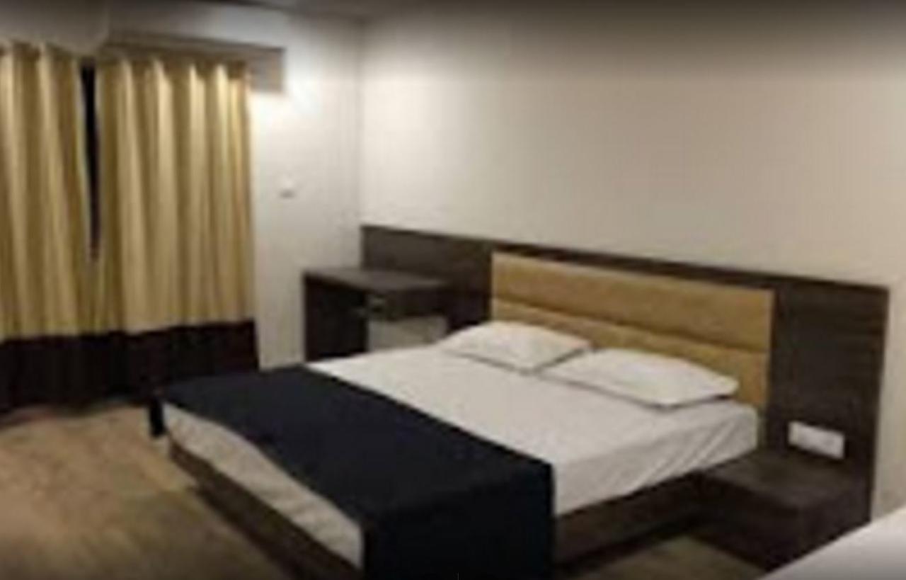 Hotel Shri Vardhan Ujjain Exteriör bild