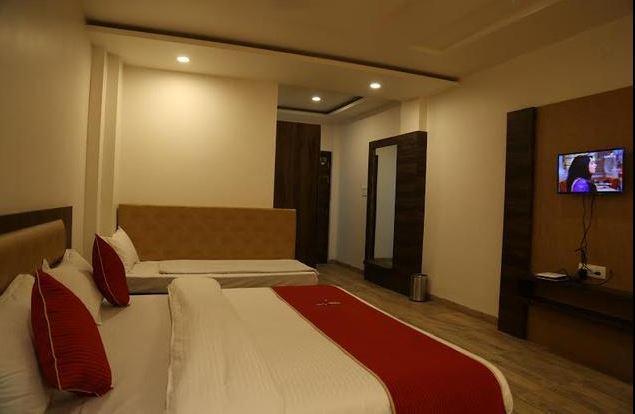 Hotel Shri Vardhan Ujjain Exteriör bild